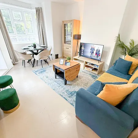 Comfy 2-Bedroom Flat With Private Balcony In White City, Hammersmith, Shepherds Bush